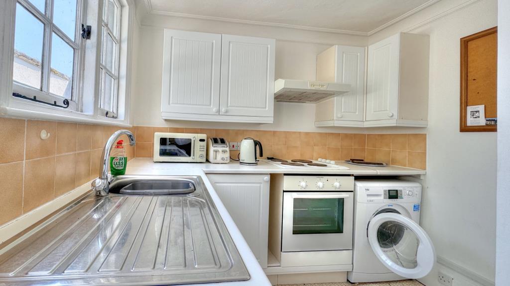 Lot: 167 - TWO-BEDROOM TOP FLOOR FLAT - Kitchen